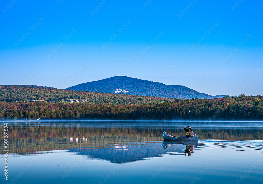 Fototapeta premium Promenade en canoë un matin d'automne