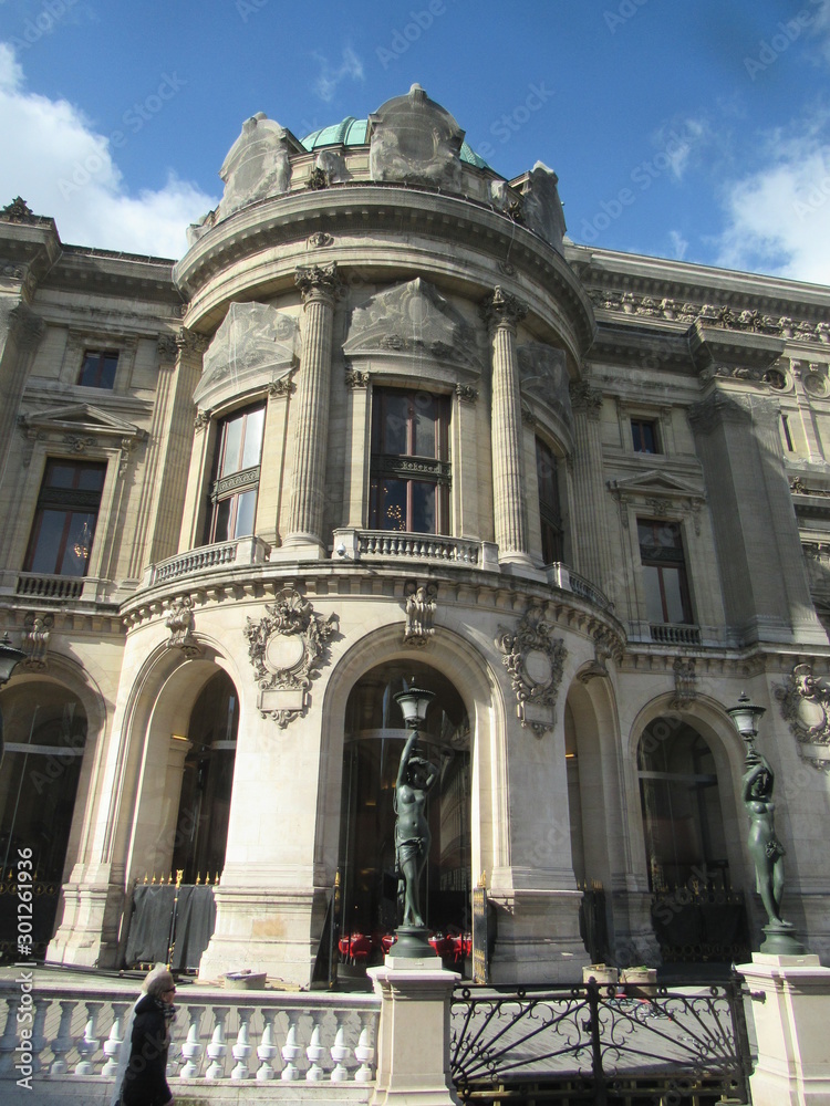 Obraz premium Lamppost caryatids outside the Paris Opera House on a sunny day 