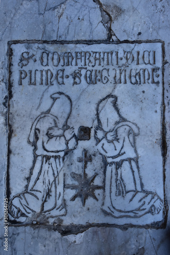 Pisa camposanto monumentale rilievo penitenti