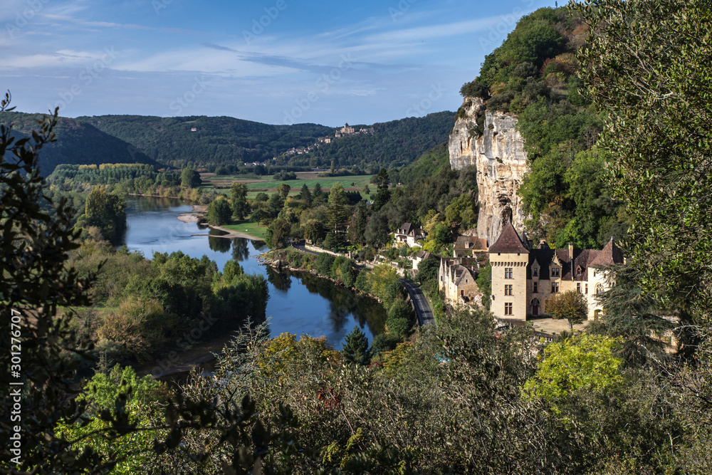 La Roque Gageac (Dordogne, France) - Vallée de la Dordogne et le château de la Malatrie sur la commune de Vézac