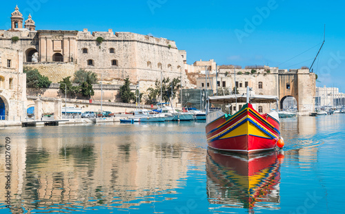 Quadro su tela Traditionally painted passenger boat transports passengers between Valetta and Vittoriosa in Grand Valetta Bay in Malta