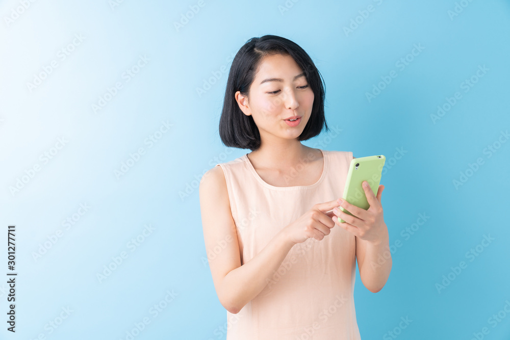 スマホを見る女性 スマホを見る女性