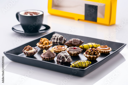 Schilderij op canvas mixed assorted sable cookies petit four