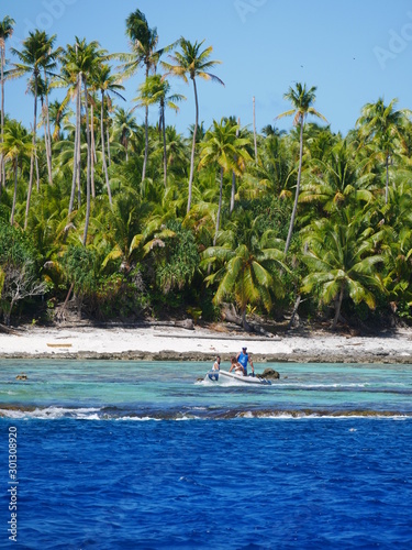 Ile privée lagon et plage barrière de corail récif photo