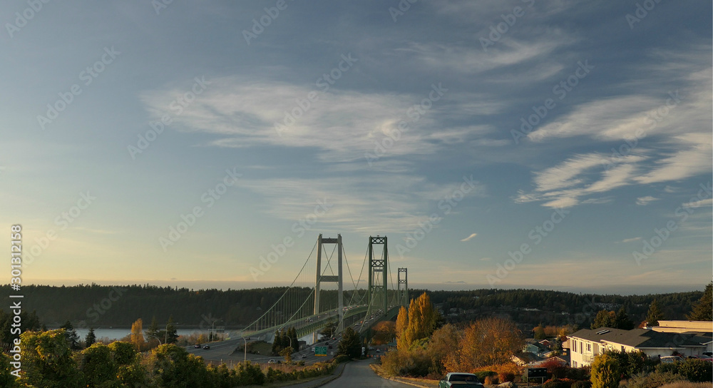 Fototapeta premium sunset over the city bridge
