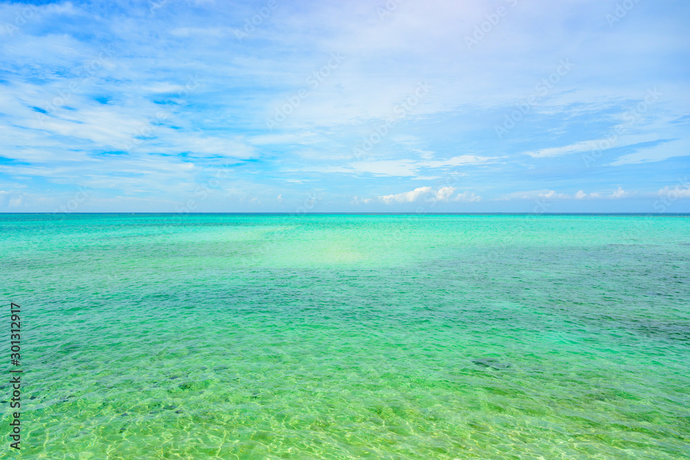 エメラルドグリーンの海