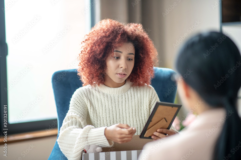 © zinkevych - Mother sharing her family problems with psychoanalyst