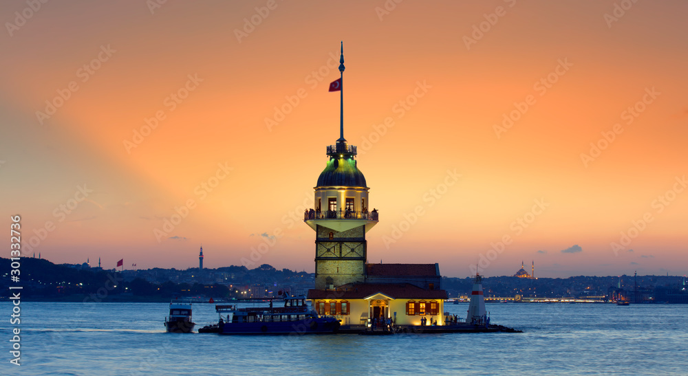 Istanbul Maiden Tower (kiz kulesi) at sunset - Istanbul, Turkey