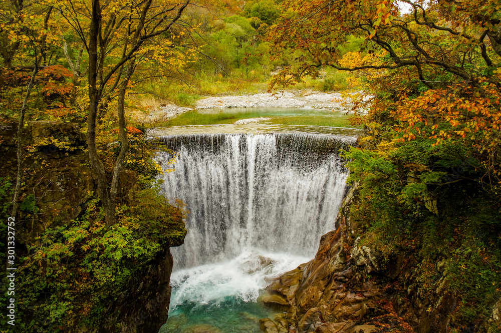 Obraz premium 晩秋の湯吹きの滝