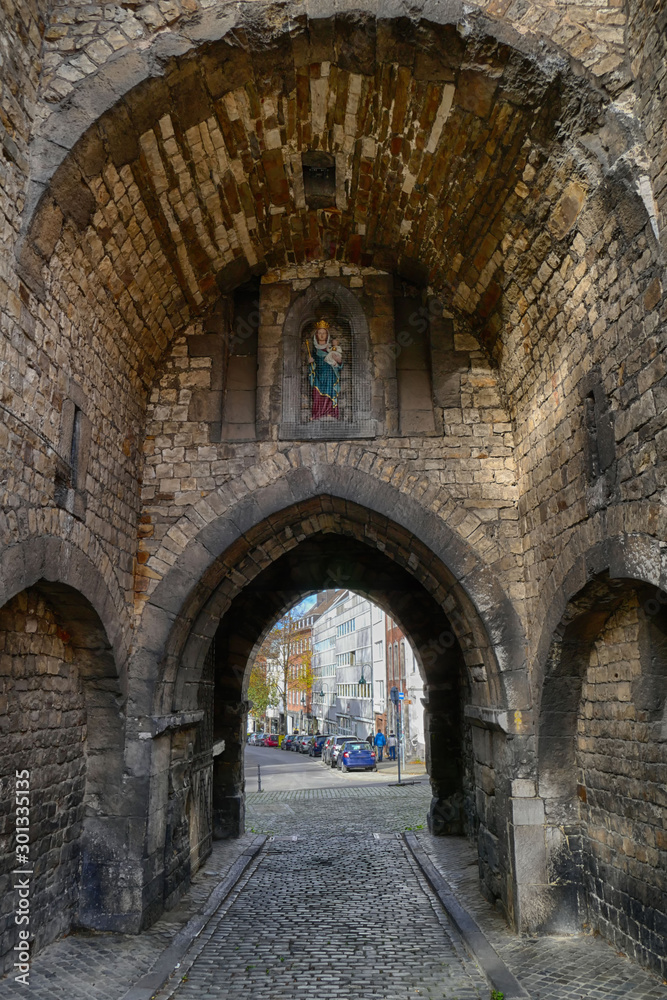 Fototapeta premium Historisches Stadttor in Aachen