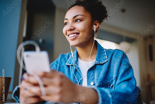Fotografi Positive dark skinned hipster girl listening motivation audio record feeling goo