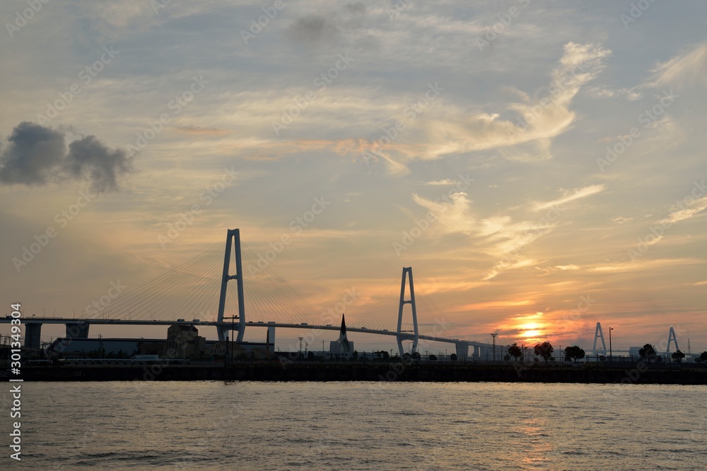 Fototapeta premium 名港トリトンからの日の出