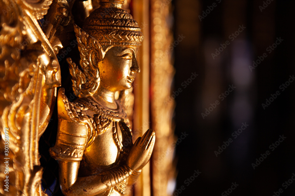 Obraz premium Close-up of Golden ancient thai craft art
