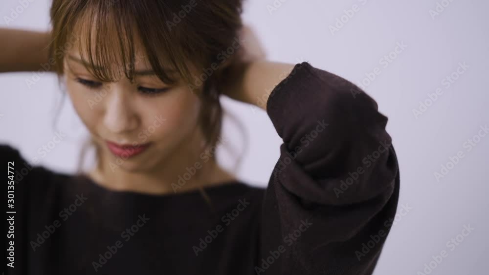 ヘアアレンジする女性 ヘアアレンジする女性