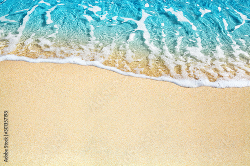 Błękitna fala morska, biała piana, złoty piasek na plaży, turkusowe wody oceanu z bliska, koncepcja rama wakacje letnie granicy, wakacje na tropikalnej wyspie tło, szablon projektu transparent podróży turystycznych, miejsce