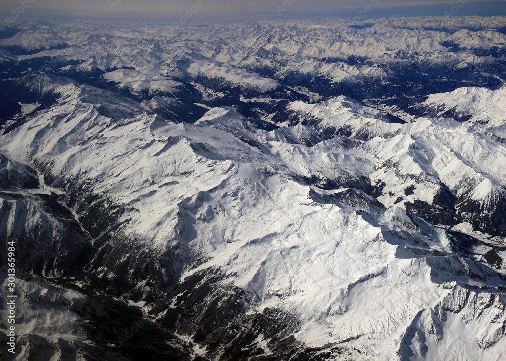 Fototapeta premium Alpenlandschaft mit Schnee. Luftaufnahme, Inntal, Österreich, Europa