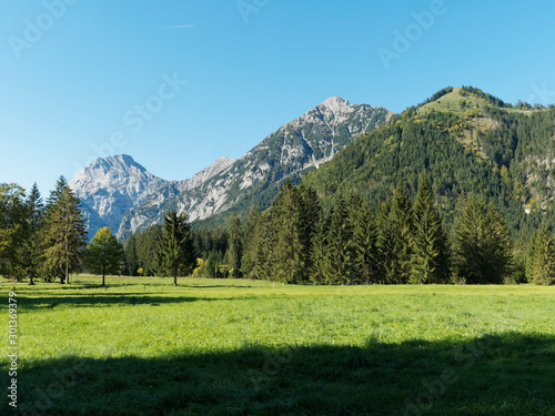 Österreich Landschaft in Tirol. Wanderungen und Bergtouren in Gerntal von Pertisau nach Pletzach-Alm und Gernalm durch Pletzachloipe und Gernalmloipe