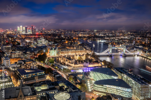 Luftaufnahme von London am Abend: von der Tower Bridge entlang der Themse bis zum Finanzzentrum Canary Wharf © moofushi