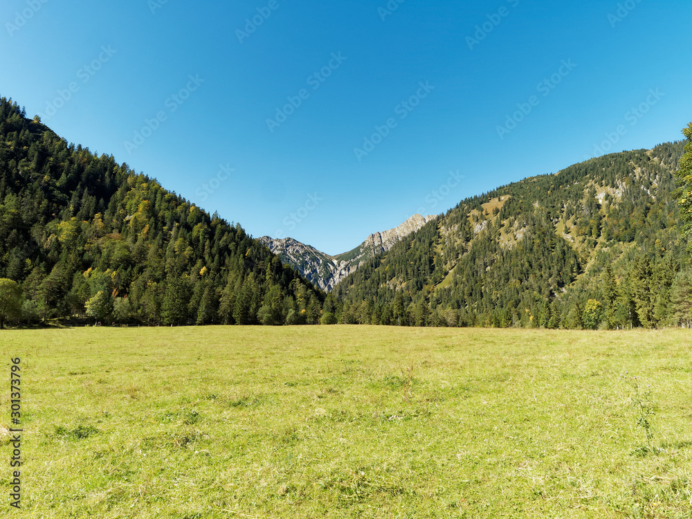 Österreich Landschaft in Tirol. Wanderungen und Bergtouren in Naturpark Karwendel. Nach Gern-Alm und Sonnjoch durch Pletzachloipe und Gernalmloipe - obrazy, fototapety, plakaty 