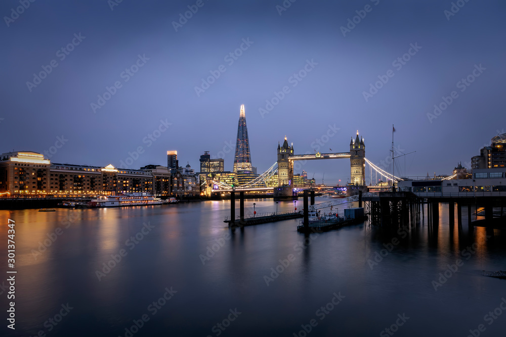 Die Skyline von London am Abend: Tower Bridge und moderne Bürogebäude entlang der Themse