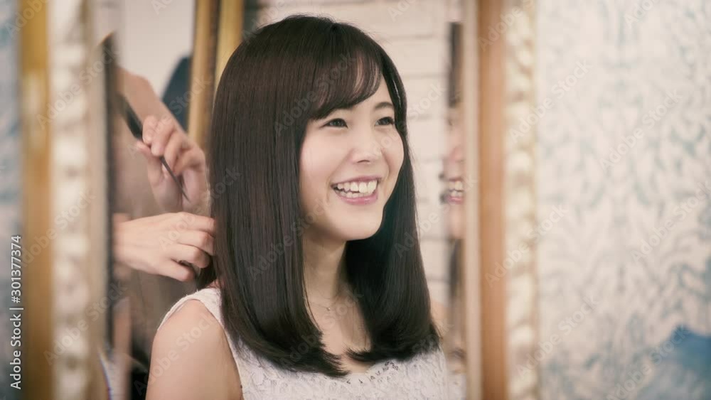 ヘアメイクを受ける若い女性 ヘアメイクを受ける若い女性