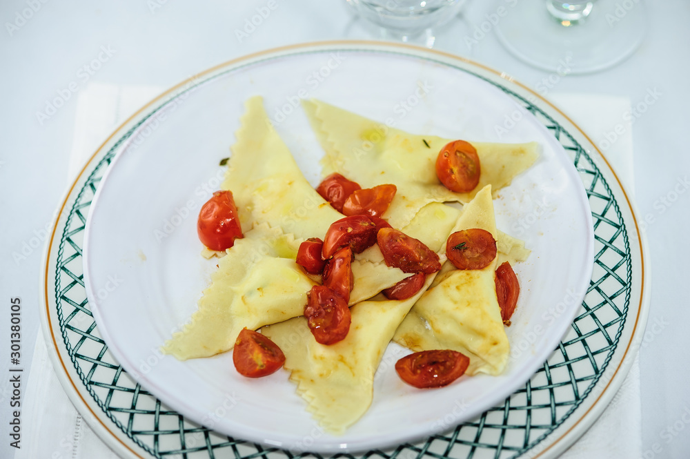 Ravioli di ricotta e limone con pomodorini confit Ravioli di ricotta e limone con pomodorini confit