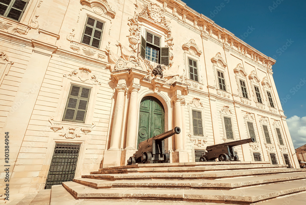 Obraz premium Cannons on entrance of the Office of the Prime Minister of Malta in historical palace