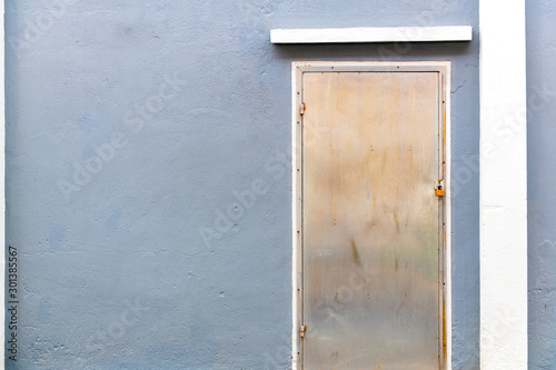 Door steel In the gray wall with old rust are suitable for use as the background is made of the props, idea copy space © pcbang