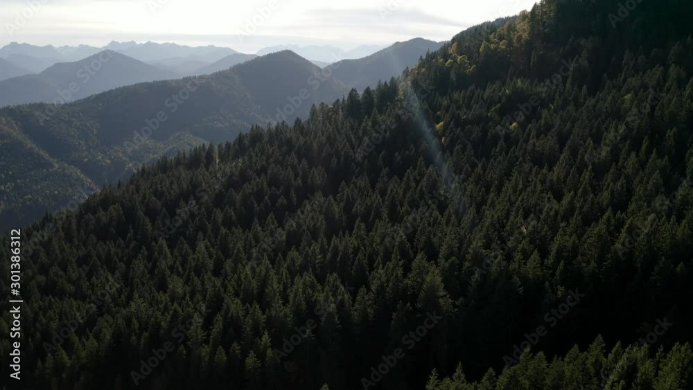 4k Aerial Brauneck Karwendel Alpen. Herbst. Wälder Skigebiet. Bergkette