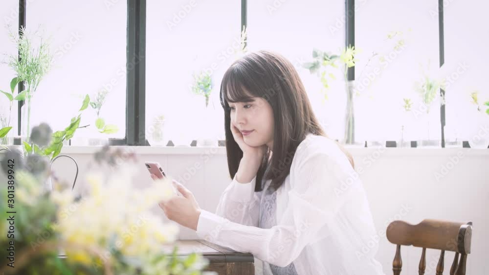 スマートフォンを操作する女性 スマートフォンを操作する女性