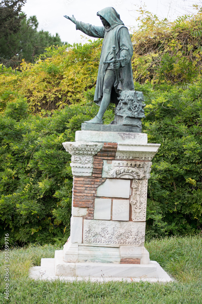 Obraz premium Statue of Cola Di Rienzo, an Italian medieval politician