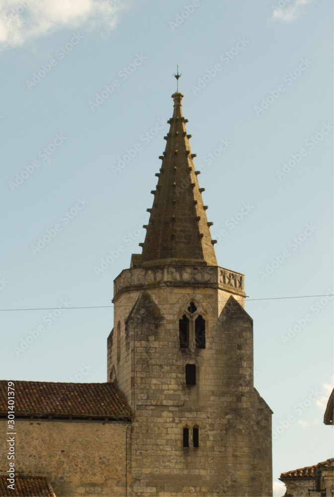 Clocher de l'église du village de Brassempouy dans les Landes
