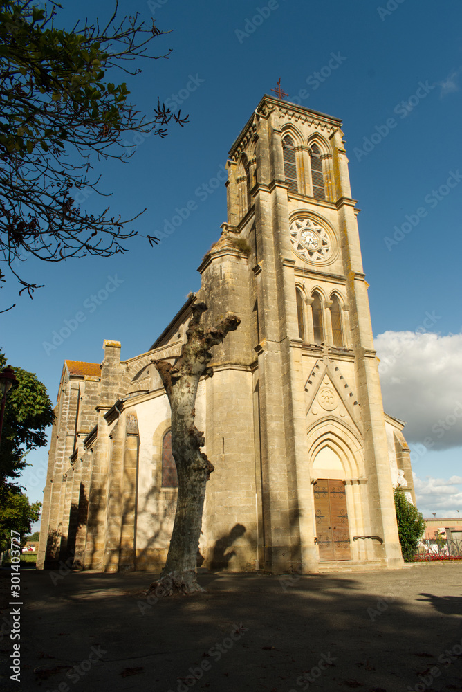 L'église et le clocher du village de Souprosse dans les Landes magnifique et imposante architecture