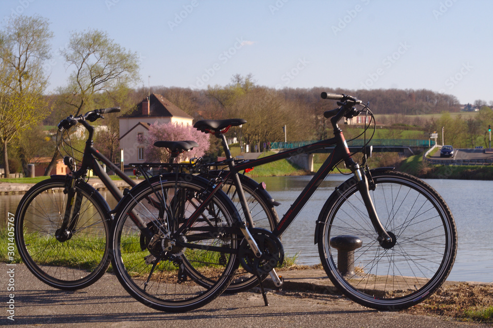 Promenade en vélo, le long du canal au printemps