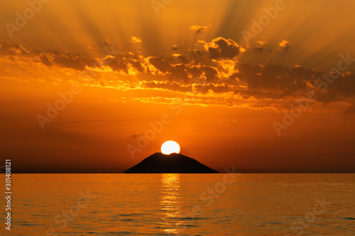 Foto Il sole tramonta nella bocca del Vulcano Stromboli