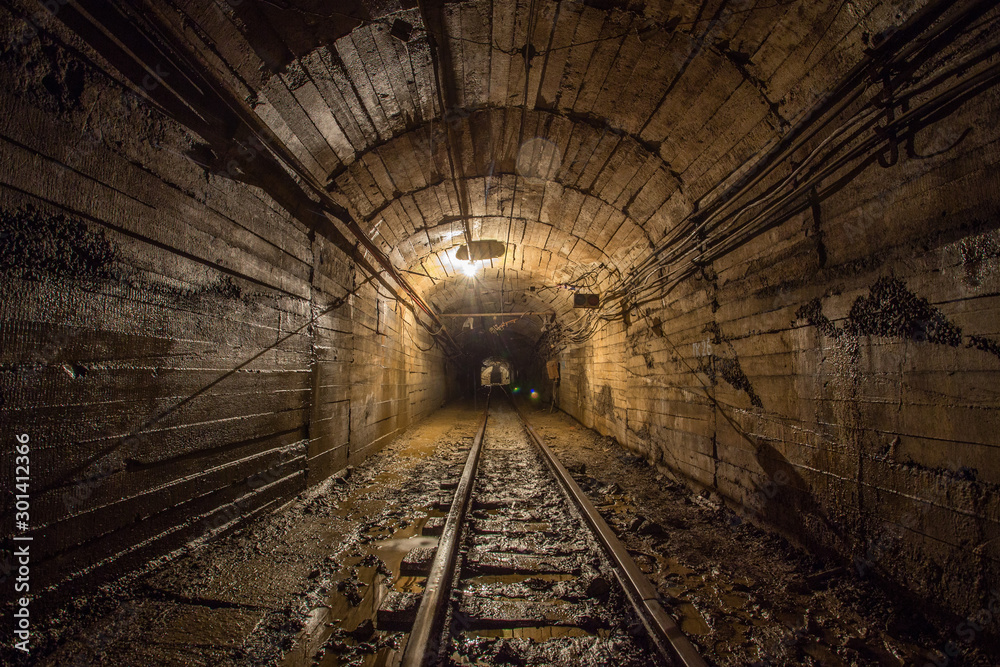Dryf tunelu szybu rudy złota z szynami pod ziemią <span>plik: #301412366 | autor: Mishainik</span>