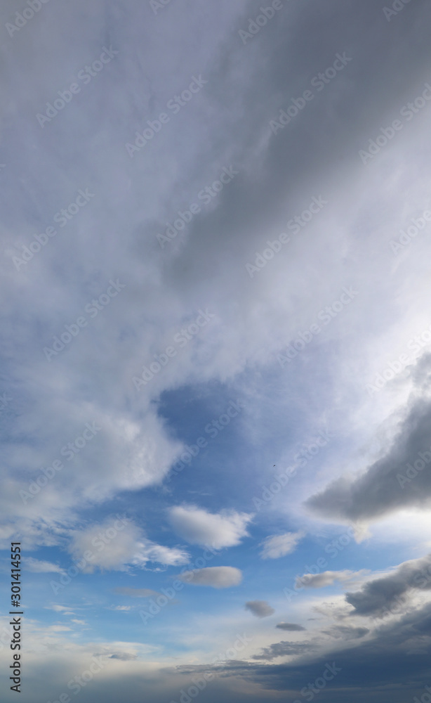 Obraz premium vertical sky with many clouds