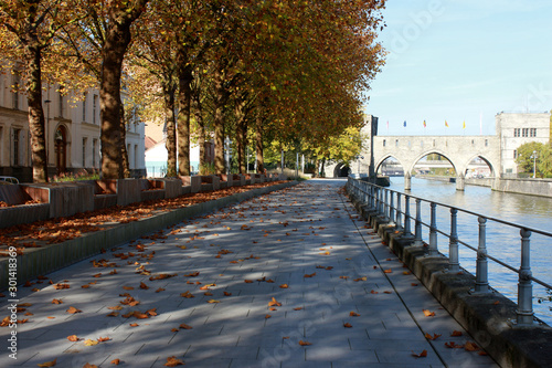 Tournai. Belgique Quai Notre-Dame, canal, Pont des trous  photo