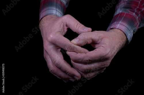 Eine Hand fasst die andere Hand am Gelenk des Zeigefingers