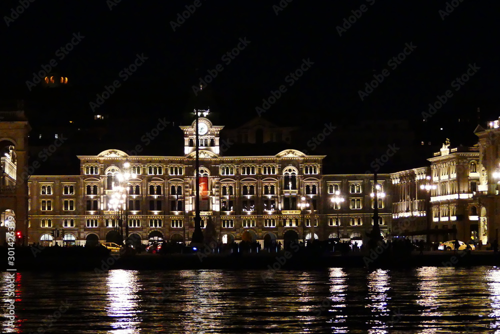 Triester Rathaus bei Nacht