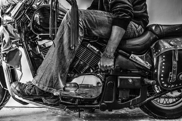 Tableau sur plexiglas Moto Motard démarrant sa moto en noir et blanc  © Gabriele Maltinti