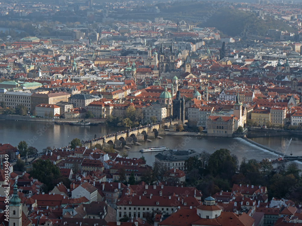 Prag: Blick auf Karlsbrücke, Moldau und die Stadtteile Kleine Seite (vorne), dahinter Josefstadt und Altstadt