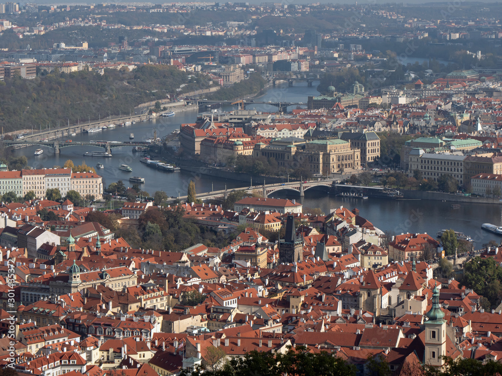 Prag: Blick auf den Stadtteil Kleine Seite (vorne), die Moldau mit ihren Brücken, dahinter Josefstadt 