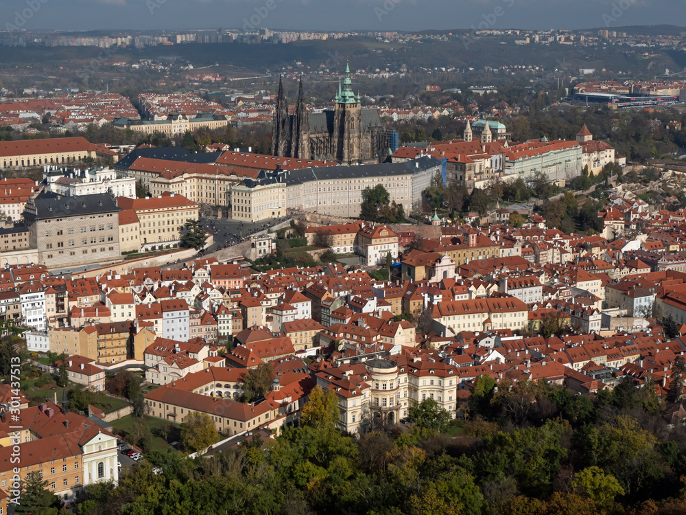 Prager Burg, Pražský hrad mit Sankt-Veits-Dom (Chrám sv. Vita) und den Stadtvierteln Hradschin Hradčany und Kleinseite Malá Strana