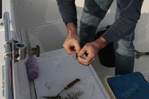 Pescador preparando los cebos para la pesca