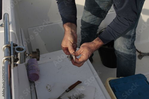Pescador preparando los cebos para la pesca