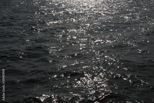Reflejos del sol en el agua en alta mar