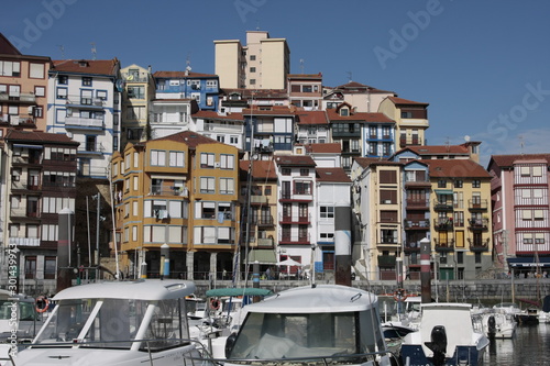 Vista del puerto de Bermeo con sus típicas casas