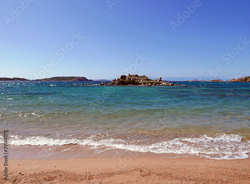 vista del mare blu all'isola de La Maddalena in Italia