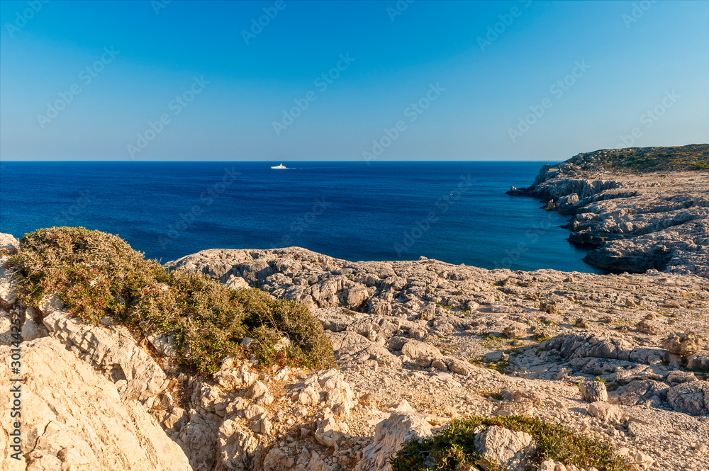 Felsküste auf der Insel Rhodos im östlichen Mittelmeer